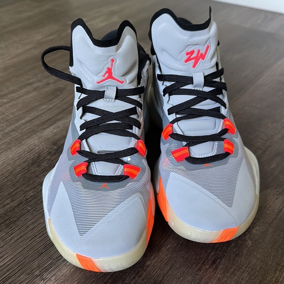 Nike Air Jordan Zion 1 Men's Sz 9.5 Light Smoke Grey Total Orange DA3130-008 - Picture 4 of 6